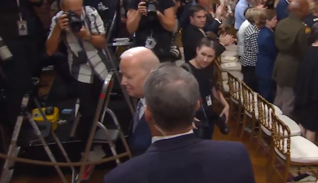 ABD Başkanı Biden, katıldığı Onur Madalyası törenini aniden terk etti