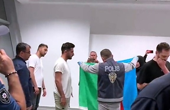 Türkiye-Ermenistan maçı öncesi Azerbaycan bayrağını öperek teslim alan polisten alkışlık konuşma