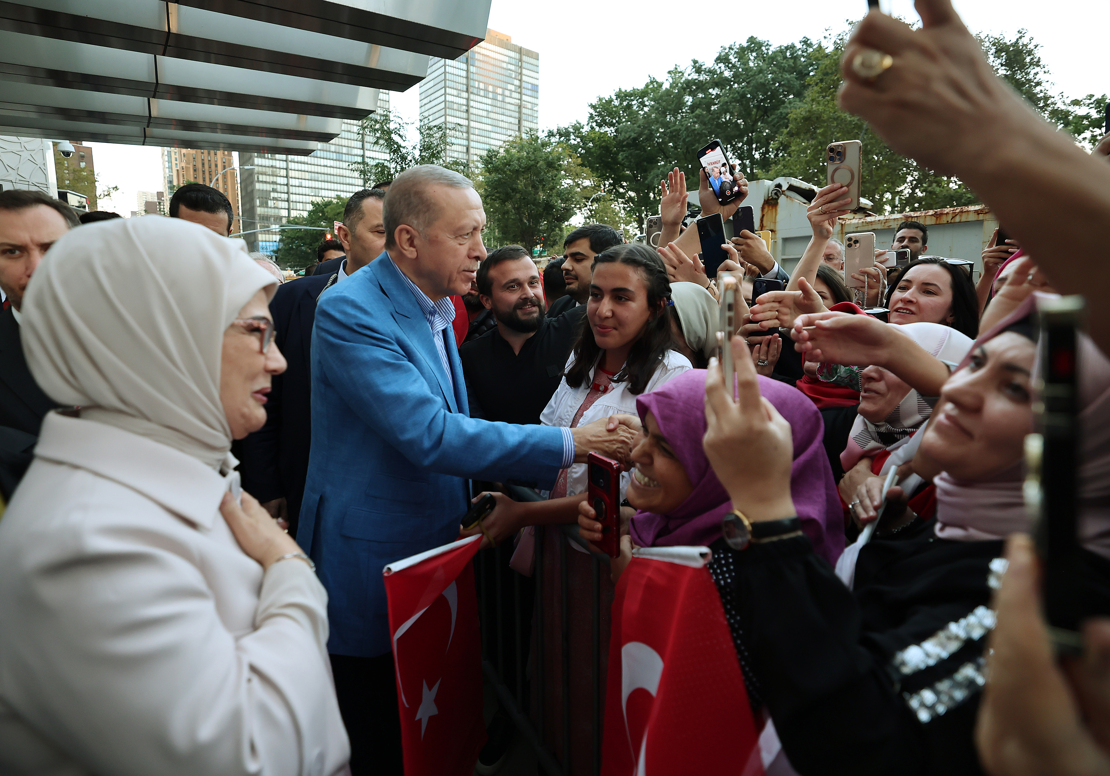 Cumhurbaşkanı Erdoğan, Türkevi Binası’nın önünde karşılandı