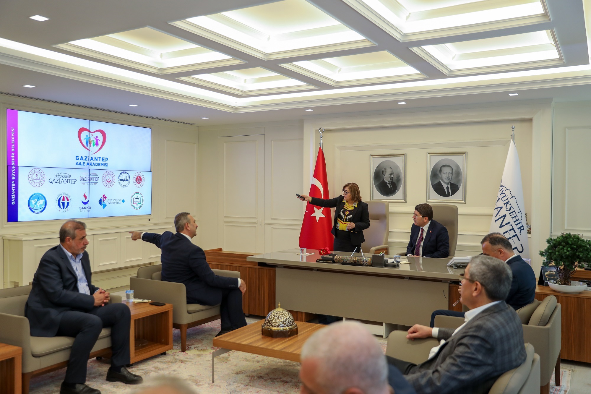 Bakan Tunç: “Gaziantep’teki yatırımlarımız, belediyelerimizin çalışmaları saymakla bitmez”