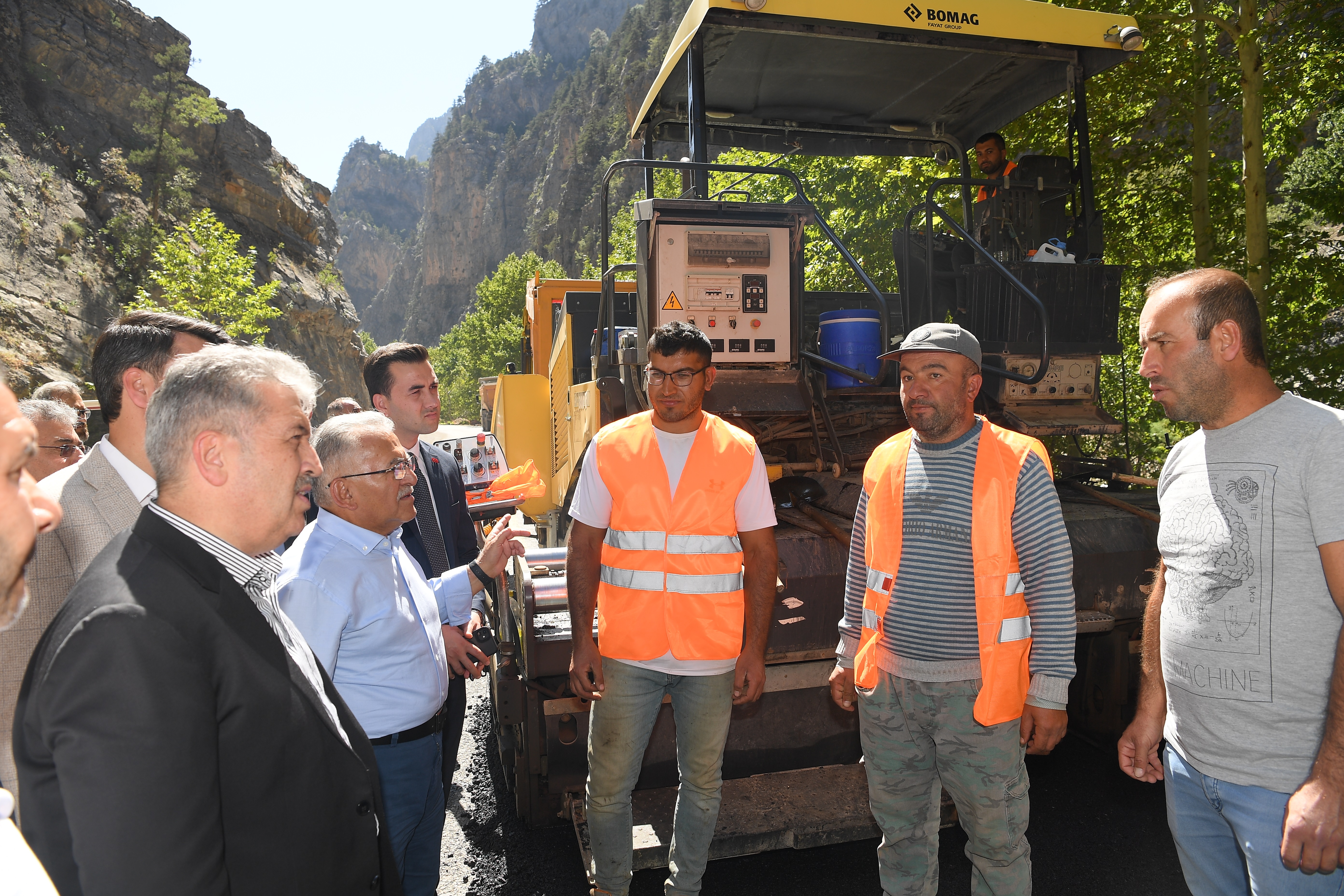 Başkan Büyükkılıç, sıcak asfalt çalışmalarını inceledi