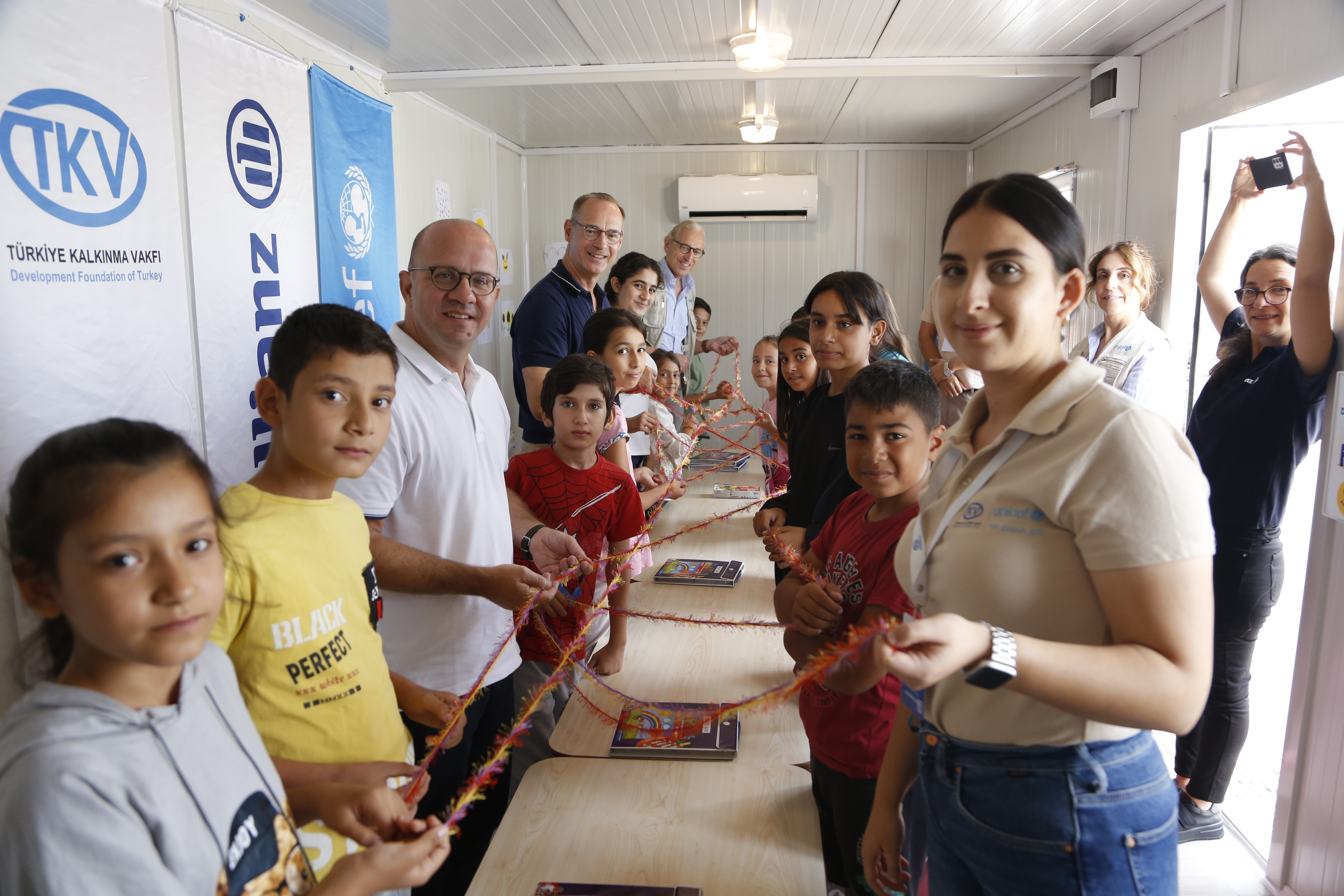 Oliver Bate ve Tolga Gürkan, UNICEF ile birlikte deprem bölgesini ziyaret etti