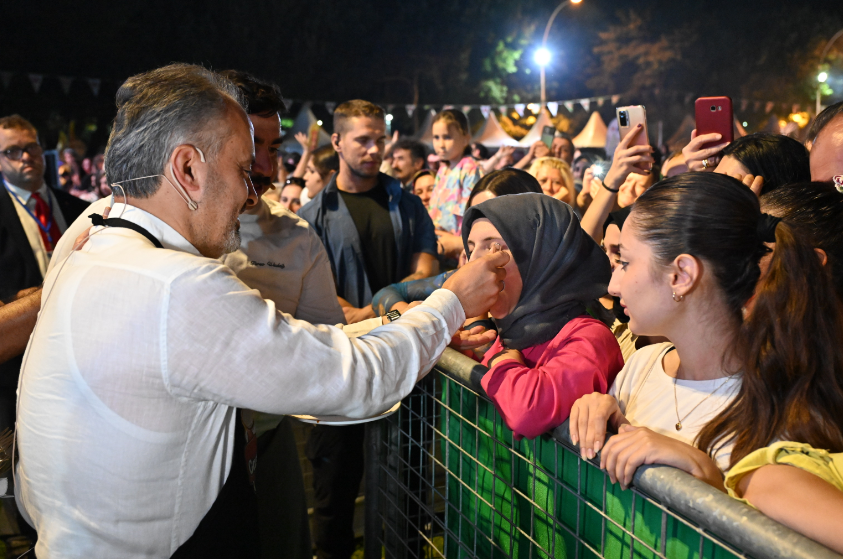 Başkan Aktaş pişirdi vatandaşlar yedi