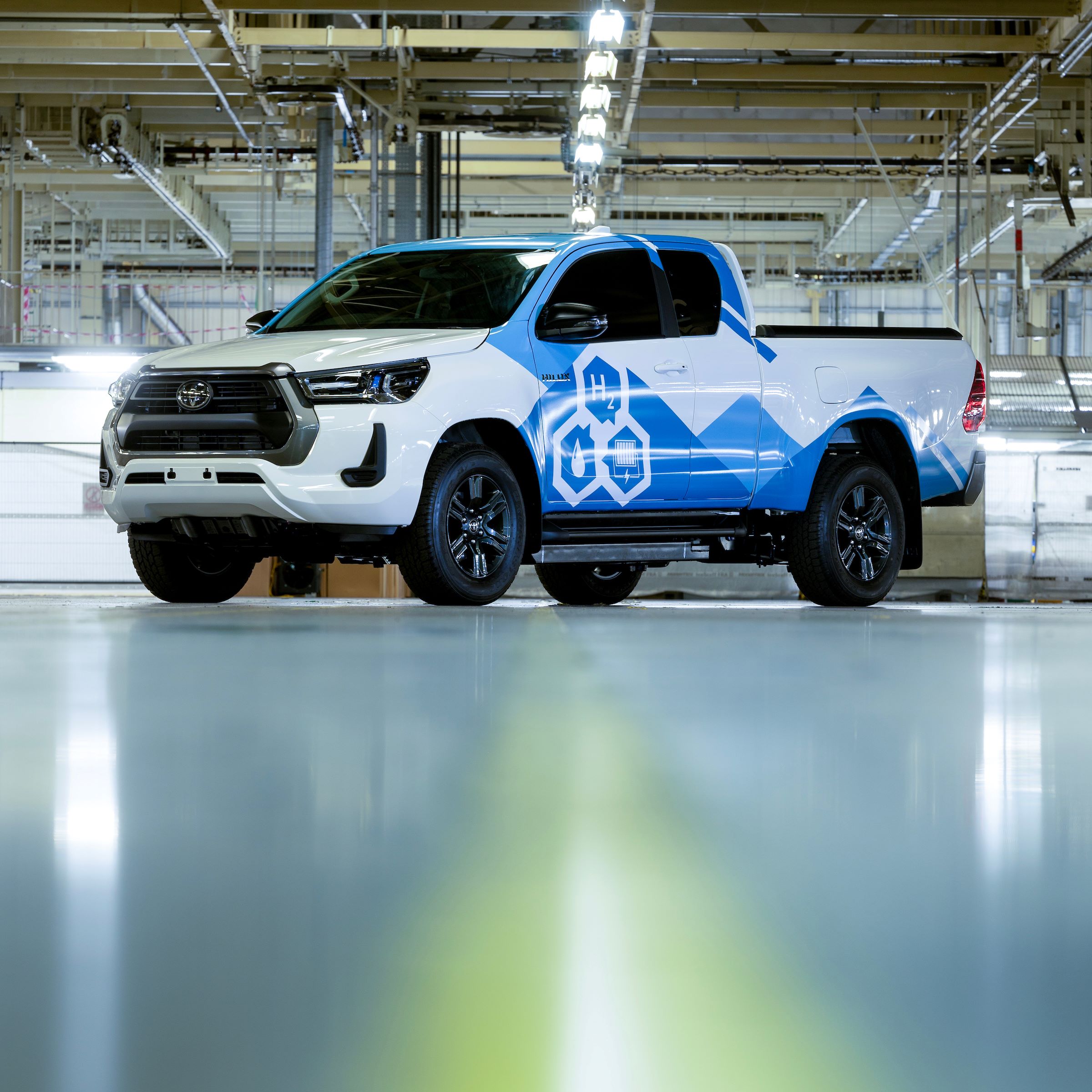 Toyota hidrojen yakıt hücreli Hilux Prototipini gösterdi