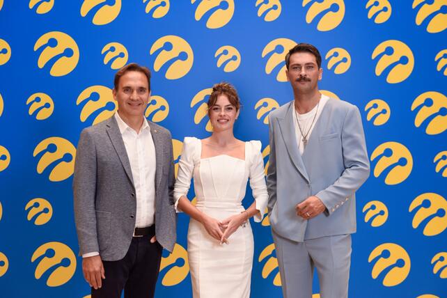 Melis Sezen ve Onur Tuna'nın reklam filmi için makyajları 23 saat sürdü