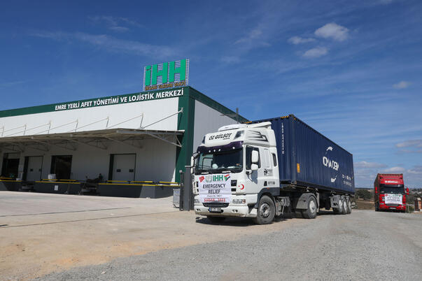 İHH’dan Sudan’a 30 konteynerlik yardım malzemesi