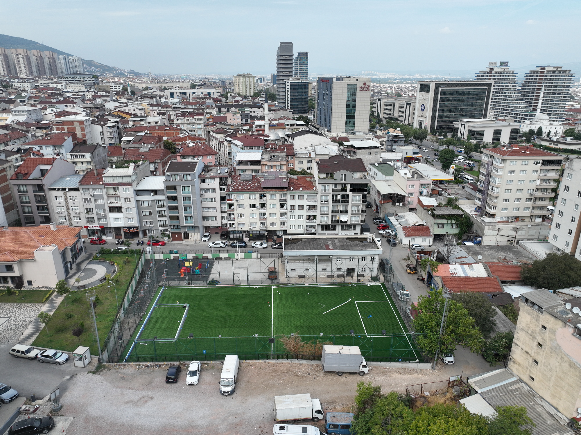 Bursa’da futbol sahalarını yenileme çalışmaları sürüyor