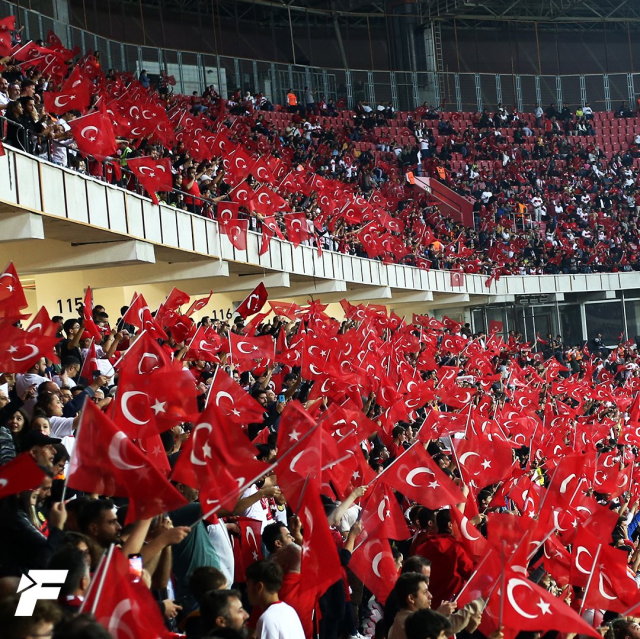 Tüyler diken diken! Türkiye-Ermenistan maçında görsel şölen