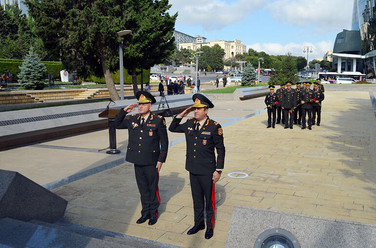 Azerbaycan Savunma Bakanlığı’ndan bir grup asker Türk şehitliğine çelenk koydu