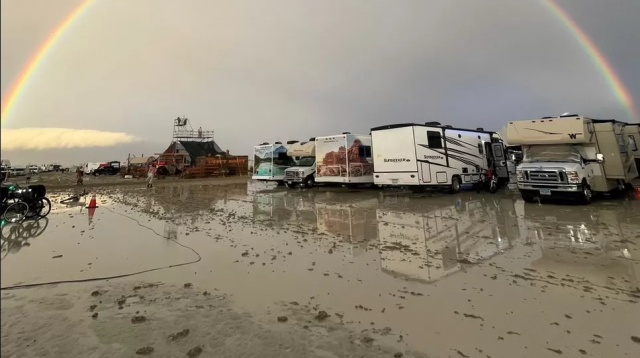 Yağmurla bataklığa dönüşen Burning Man festivalinde mahsur kalan binlerce kişi alandan ayrılmaya başladı