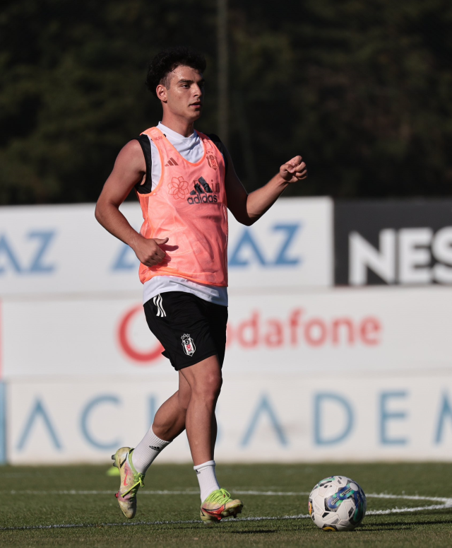 Beşiktaş'ın genç stoperi Aytuğ, Sırbistan Milli Takımı'nı tercih etti