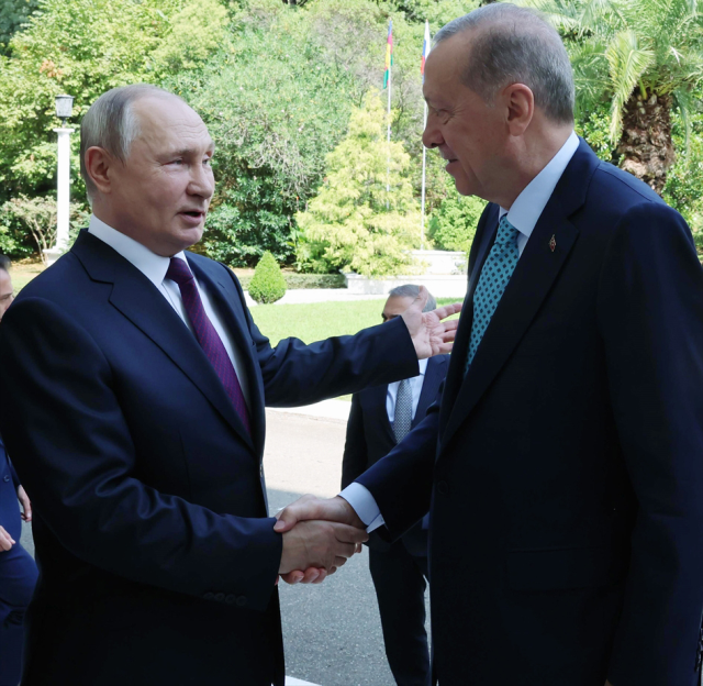 Kremlin’den Erdoğan-Putin zirvesiyle ilgili ilk açıklama: Görüşmelerin ilk kısmı yapıcı geçti, anlaşma imzalanması beklenmiyor