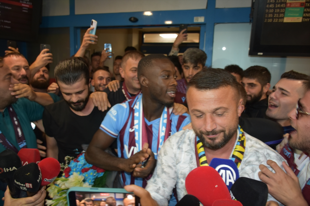 Yeni transfer Nicolas Pepe şehre geldi, Trabzon'da yer yerinden oynadı