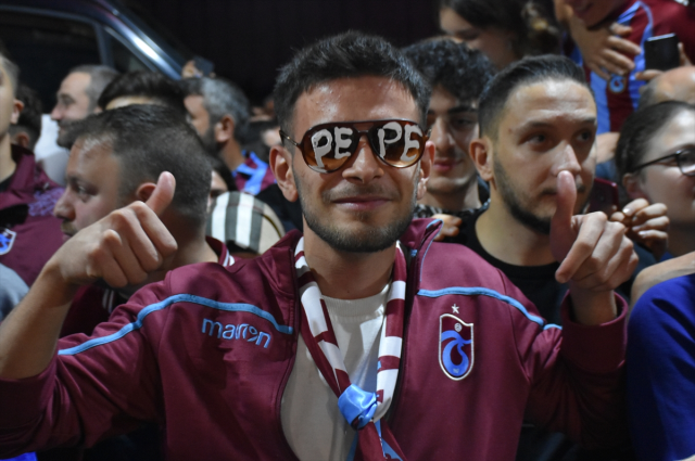 Yeni transfer Nicolas Pepe şehre geldi, Trabzon'da yer yerinden oynadı