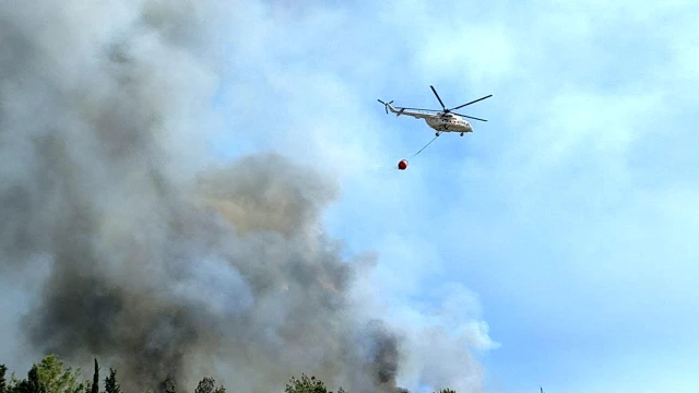 Antalya'da yangın! Alevler önce lüks teknelere sonra ormana sıçradı