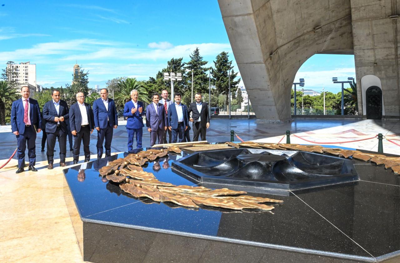 Ulaştırma ve Altyapı Bakanı Uraloğlu, Cezayir’in sembol mekanlarını ziyaret etti