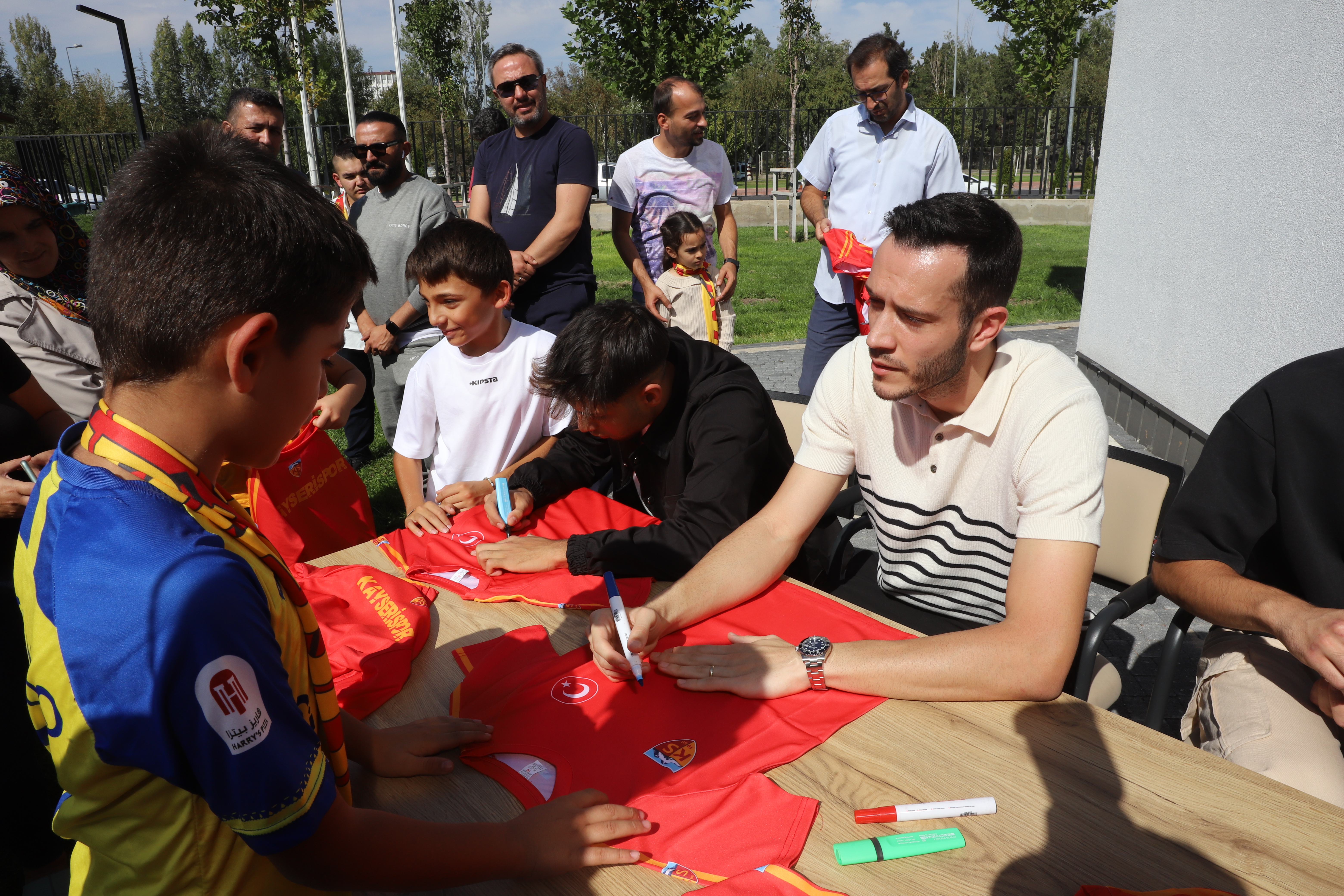 Kayseri Engelsiz Yaşam Merkezi öğrencileri, Kayserispor futbolcularıyla buluştu