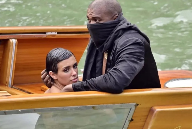 Pantolonunu indirerek tekneye binen Kanye West, şirket tarafından kara listeye alındı