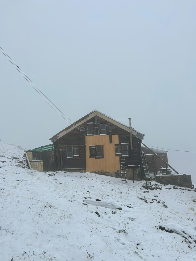 Artvin ve Rize'nin yüksek kesimlerine mevsimin ilk karı düştü! Yaylalar ve dağ etekleri beyaz örtüyle kaplandı