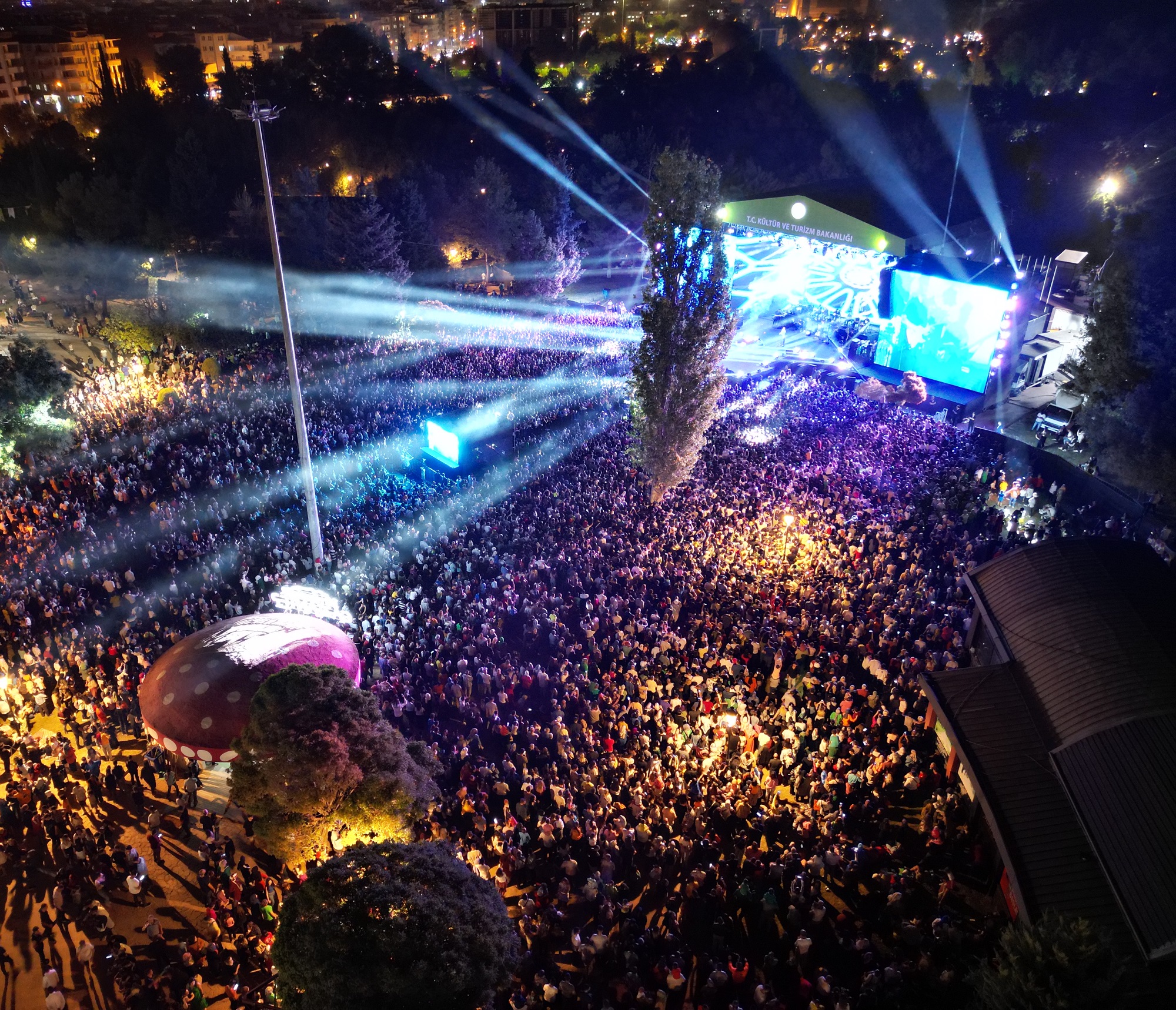 GastroANTEP konserleri kapsamında Ebru Yaşar sahne aldı