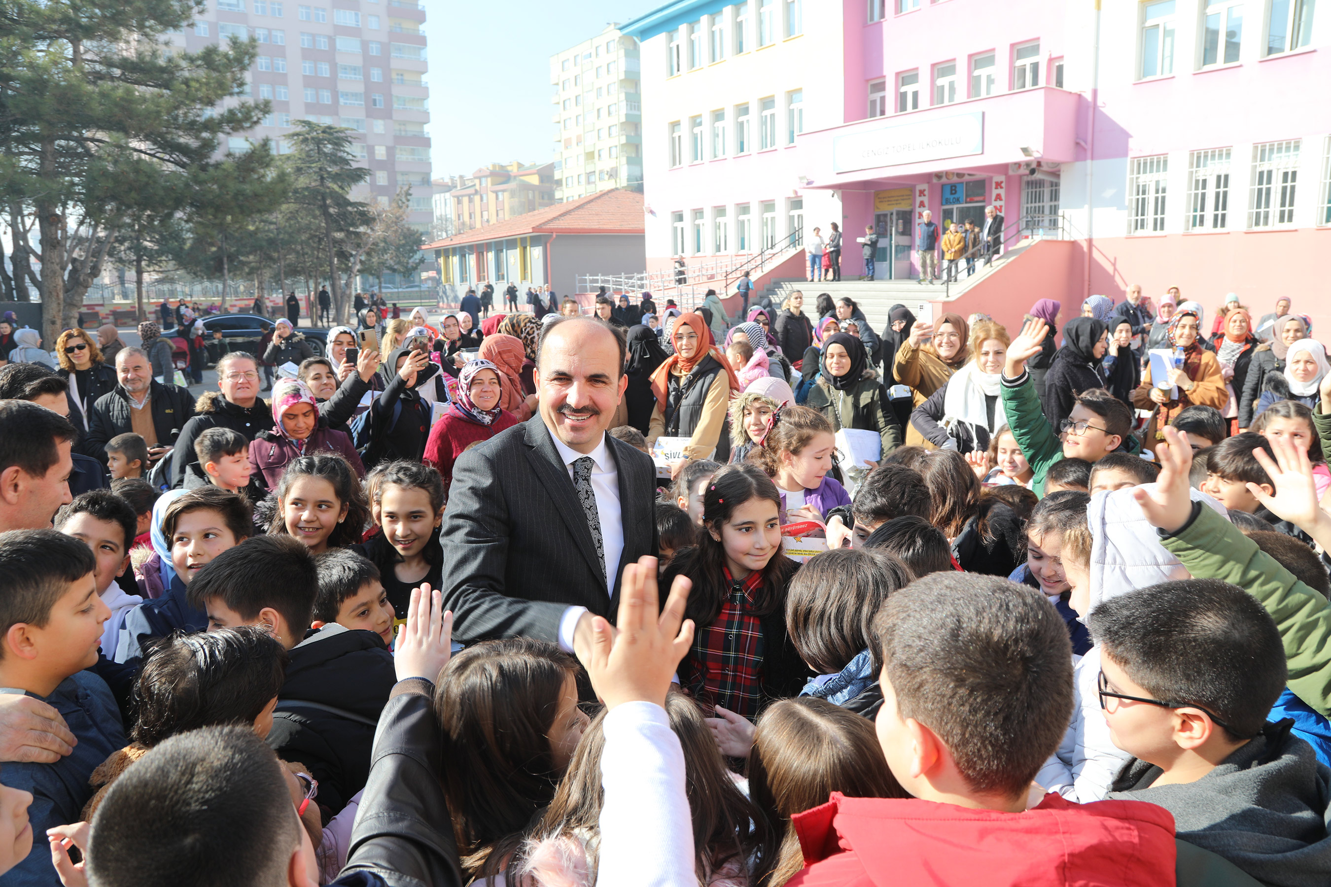 Konya Büyükşehir Belediyesi’nin öğrencilere desteği sürüyor