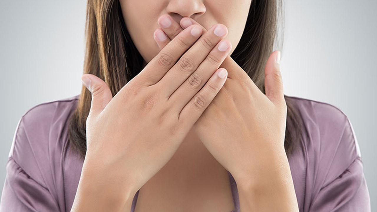 Geçmeyen, mideden gelen ağız kokusu nasıl giderilir? Ağız kokusu neden olur?