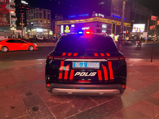 Polis aracı olarak kullanılan TOGG Kızılay Meydanı'nda görevde