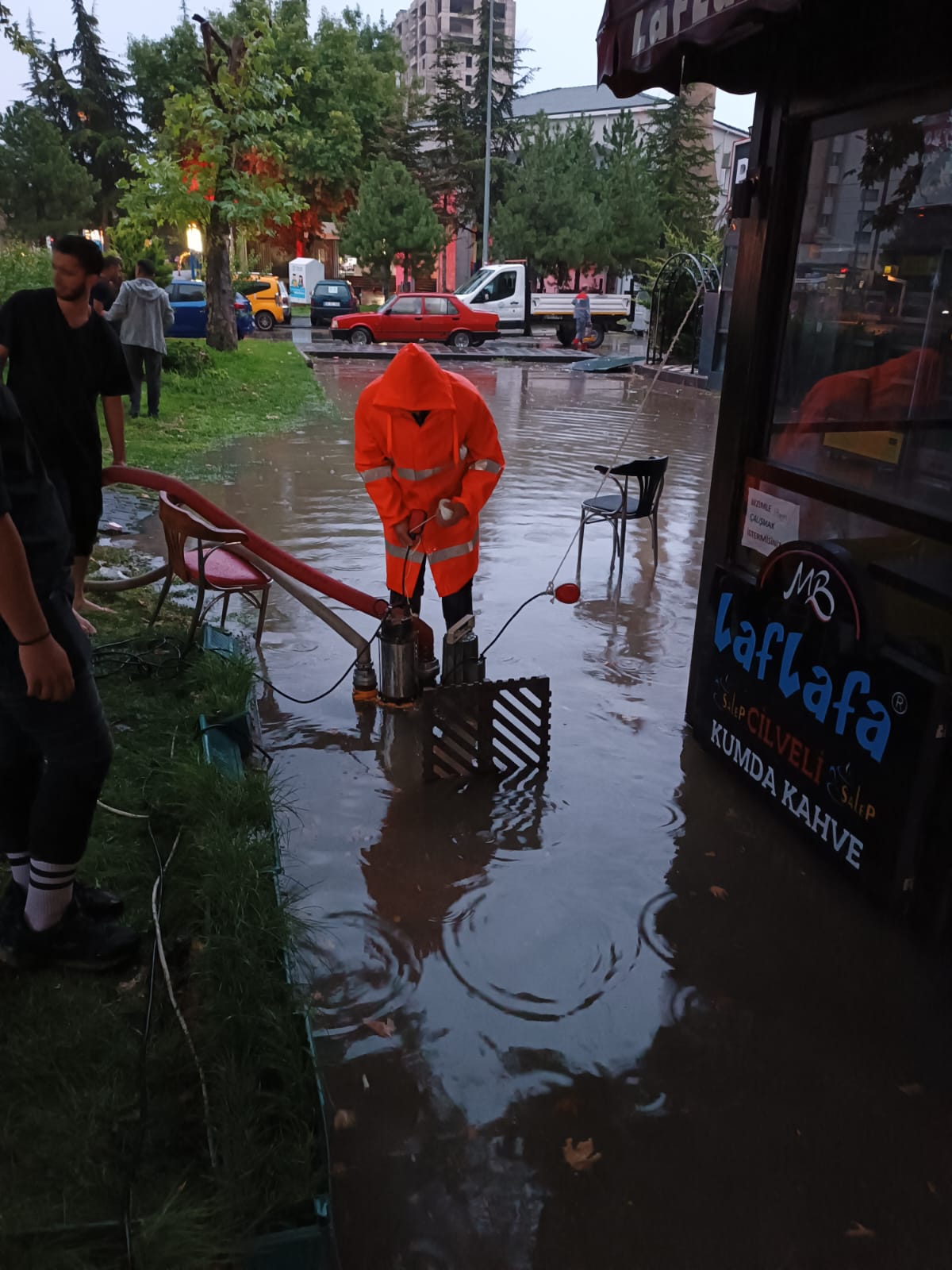 Kayseri’de kuvvetli yağış sonrası belediye ekipleri yoğun mesaide