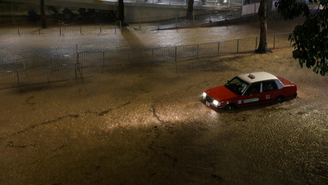 Hong Kong’da tayfun ve sel bir arada: 2 kişi hayatını kaybetti, 110 kişi yaralandı