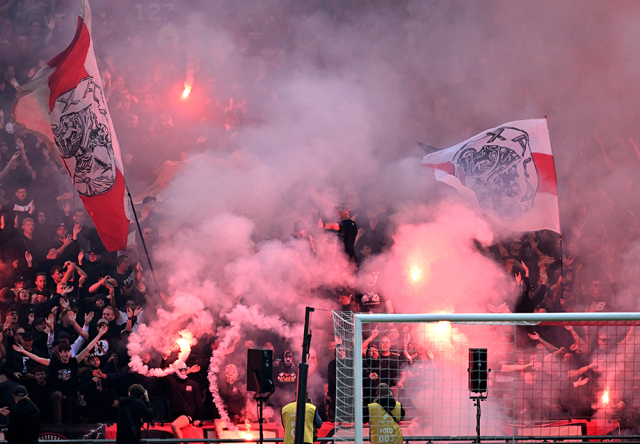 Deplasman gol attıkça ev sahibi taraftarlar çıldırdı! Ajax-Feyenoord maçı tatil edildi
