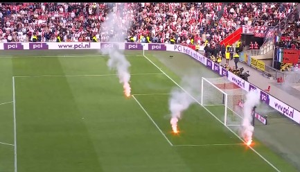 Deplasman gol attıkça ev sahibi taraftarlar çıldırdı! Ajax-Feyenoord maçı tatil edildi