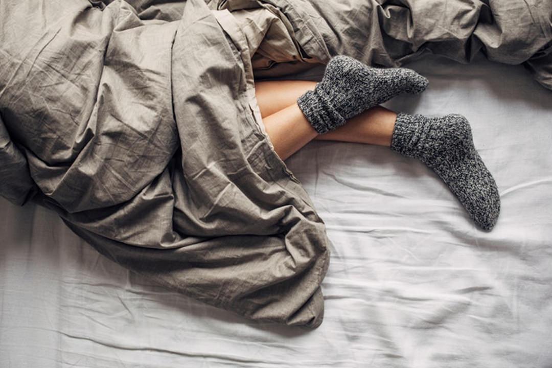 Uyurken çorap giymek zararlı mı? Gece çorapla uyumak faydalı mı?
