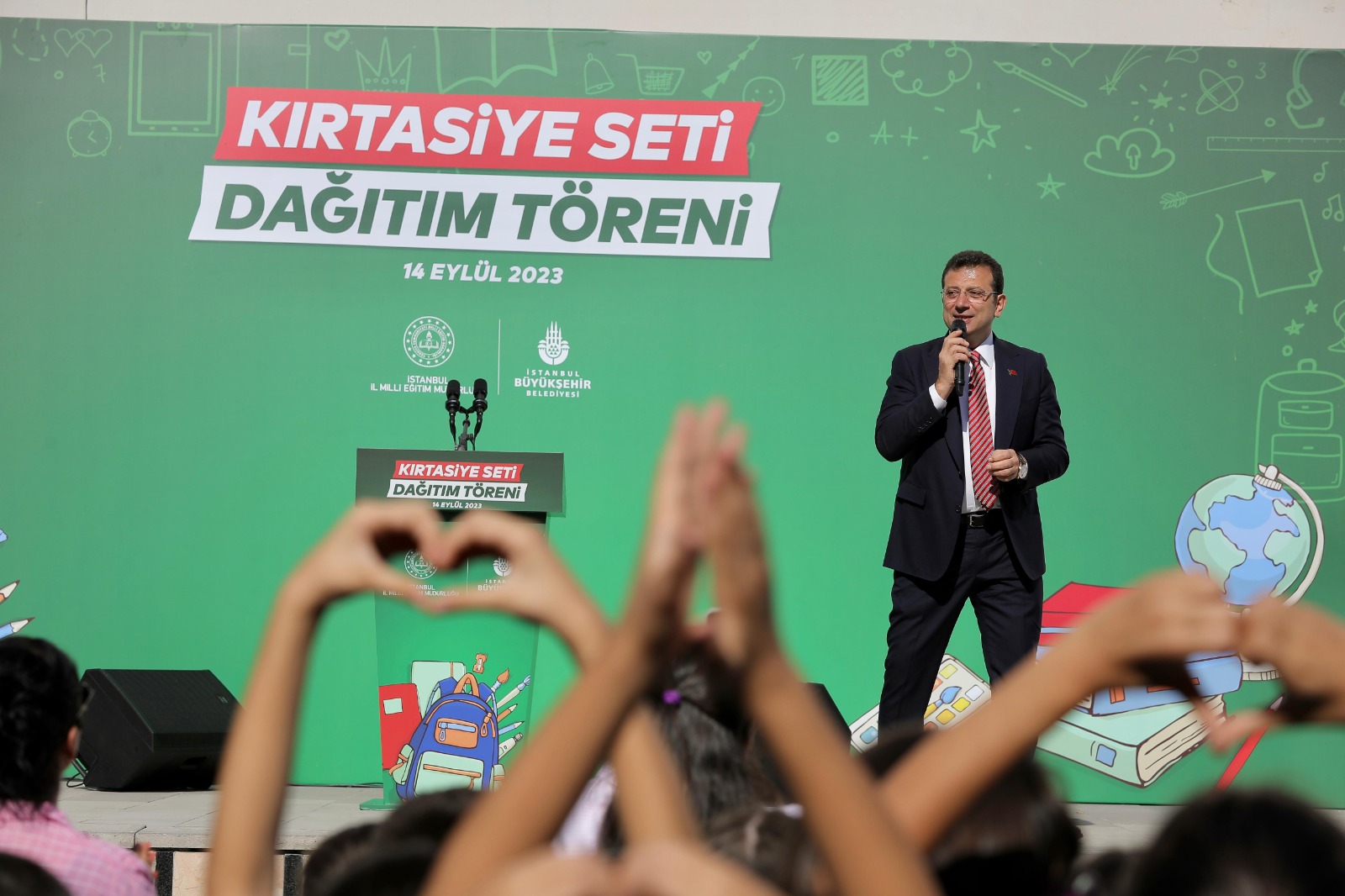 İBB, kırtasiye seti dağıtımını başlattı