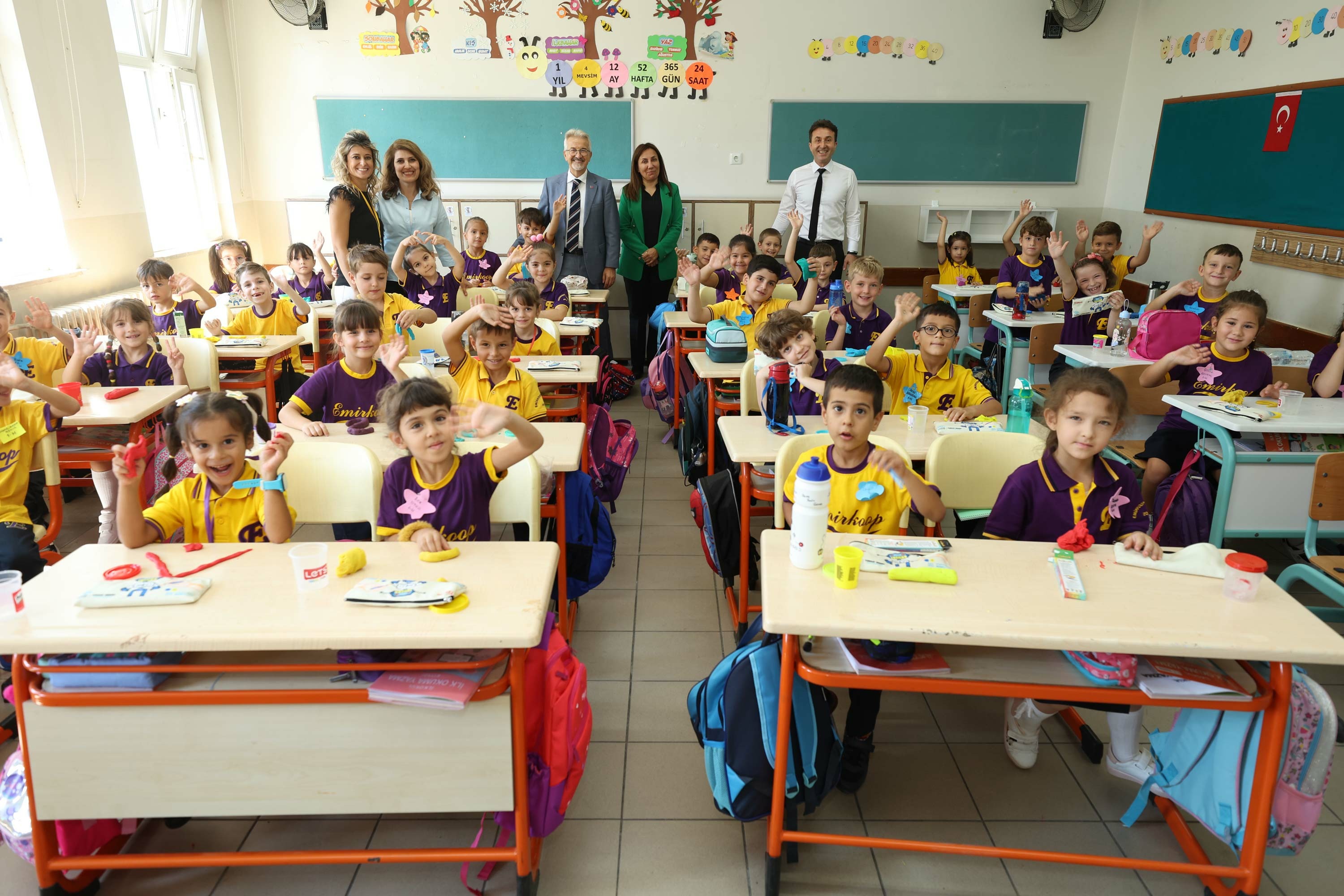 Başkan Erdem, okulun ilk gününde öğrencileri ziyaret etti