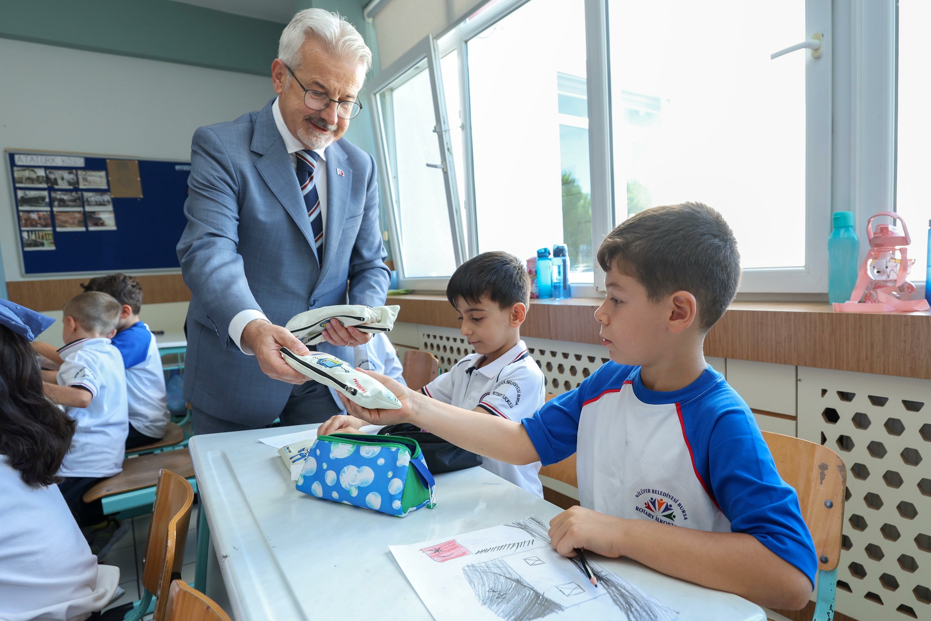 Başkan Erdem, okulun ilk gününde öğrencileri ziyaret etti