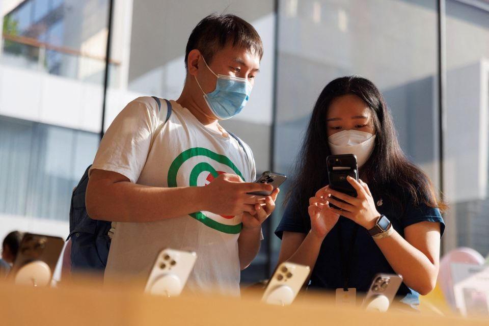 Çinliler iPhone 15’i alkışlayıp Huawei tercih ediyor!