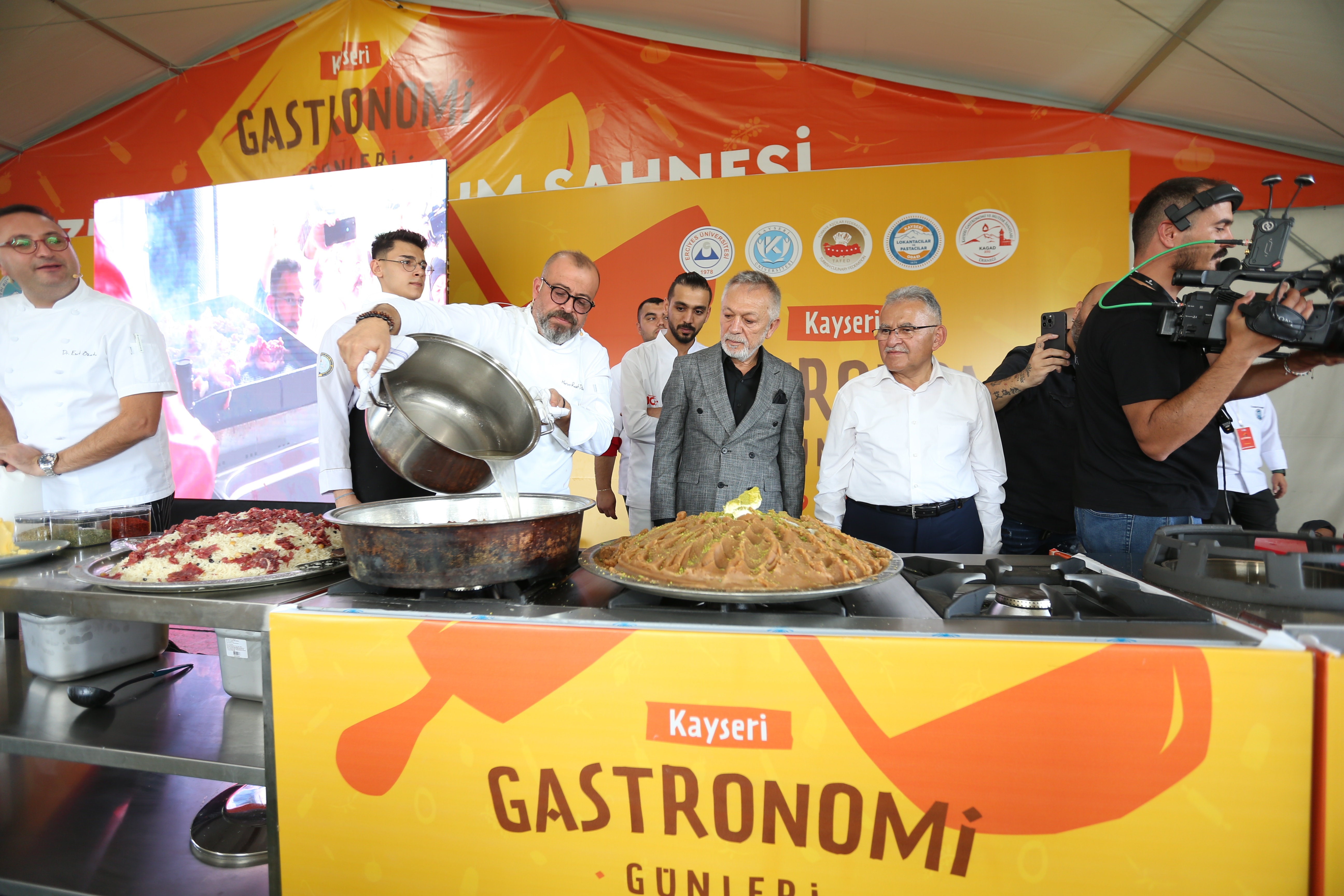 Başkan Büyükkılıç, Gastronomi Günleri’nde ünlü şeflerle yemek yaptı
