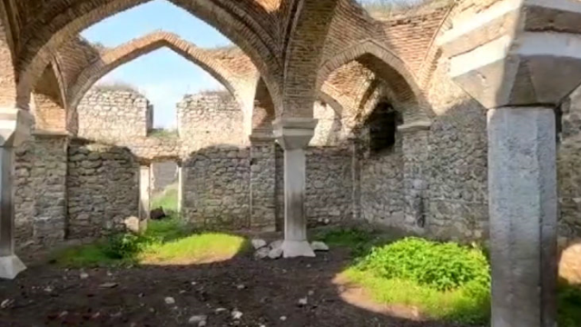 Karabağ'da bir caminin Ermenilerce ahır olarak kullanıldığı tespit edildi