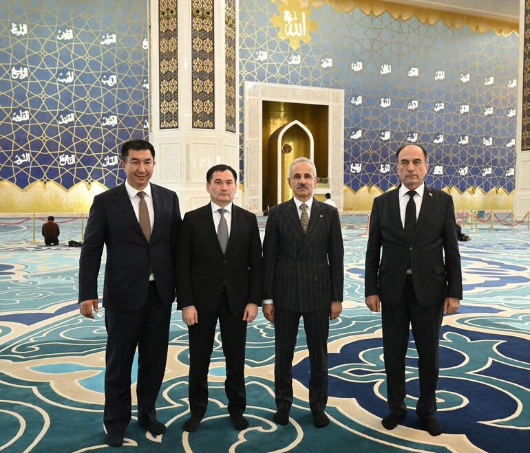 Bakan Uraloğlu, Astana Büyük Camisi’ni ziyaret etti