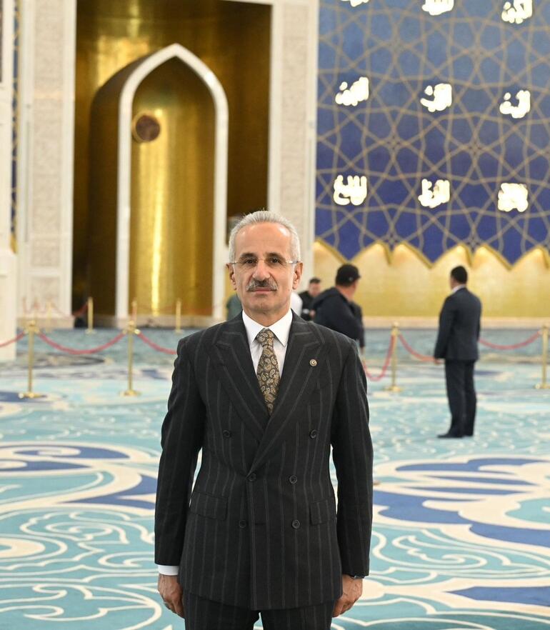 Bakan Uraloğlu, Astana Büyük Camisi’ni ziyaret etti