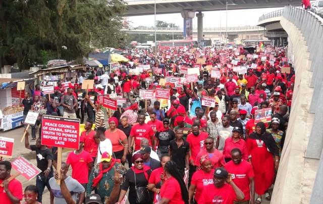 Hayat pahalılığı nedeniyle yüzlerce kişi sokağa çıktı! Gana Merkez Bankası Başkanı'nın istifası isteniyor