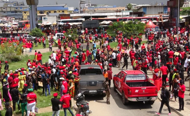 Hayat pahalılığı nedeniyle yüzlerce kişi sokağa çıktı! Gana Merkez Bankası Başkanı'nın istifası isteniyor