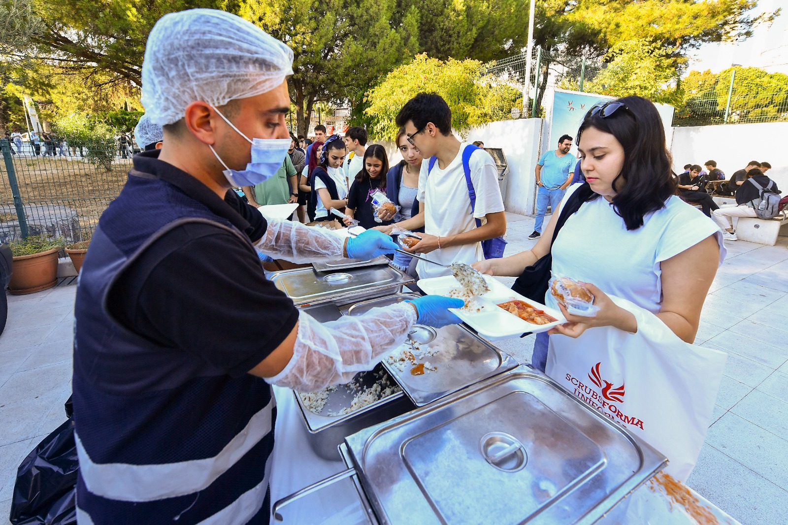 İzmir’de üniversite öğrencilerine sıcak yemek desteği başladı