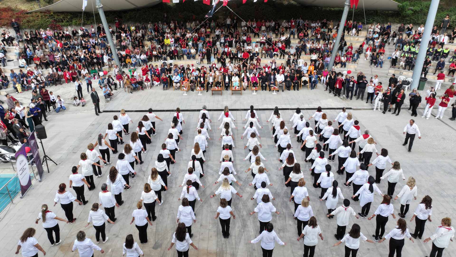 Cumhuriyetin 100. yılında 100 kadından zeybek gösterisi