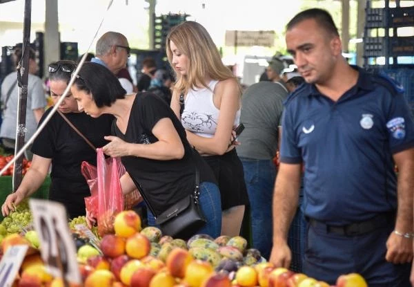 Antalya semt pazarlarında bağırarak satış yapanlara 1.295 TL ceza kesildi