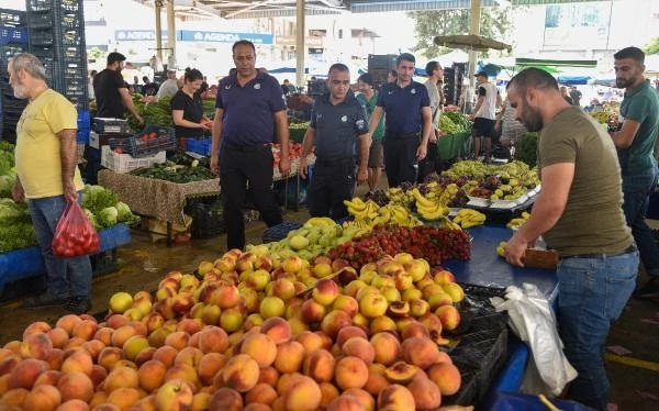 Antalya semt pazarlarında bağırarak satış yapanlara 1.295 TL ceza kesildi