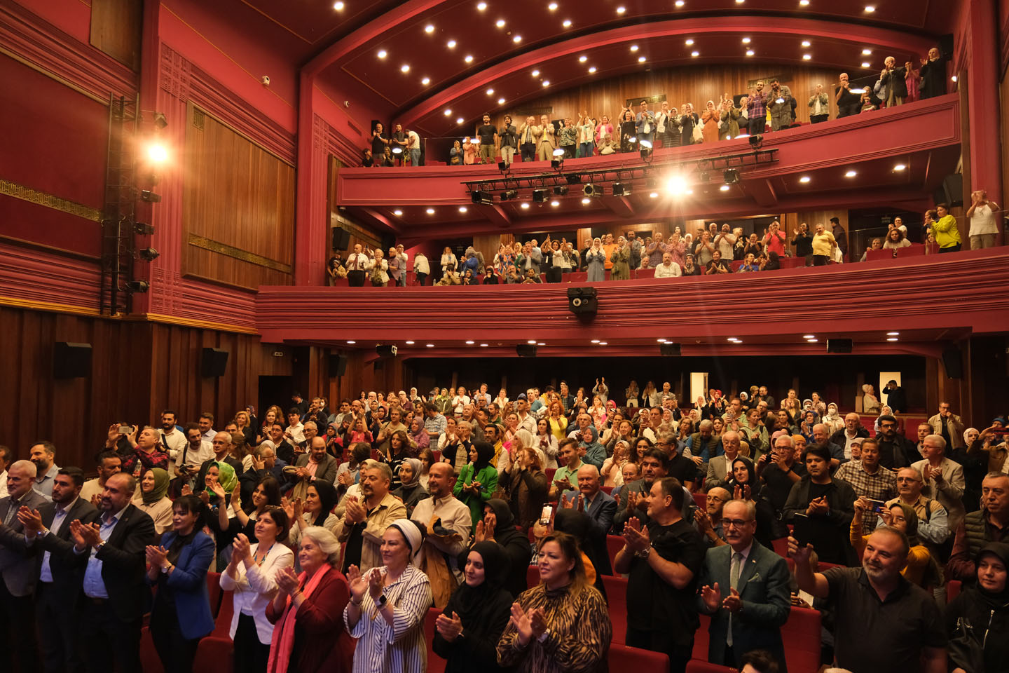 “Sezona Merhaba” konserinde Ahmet Özhan sahne aldı