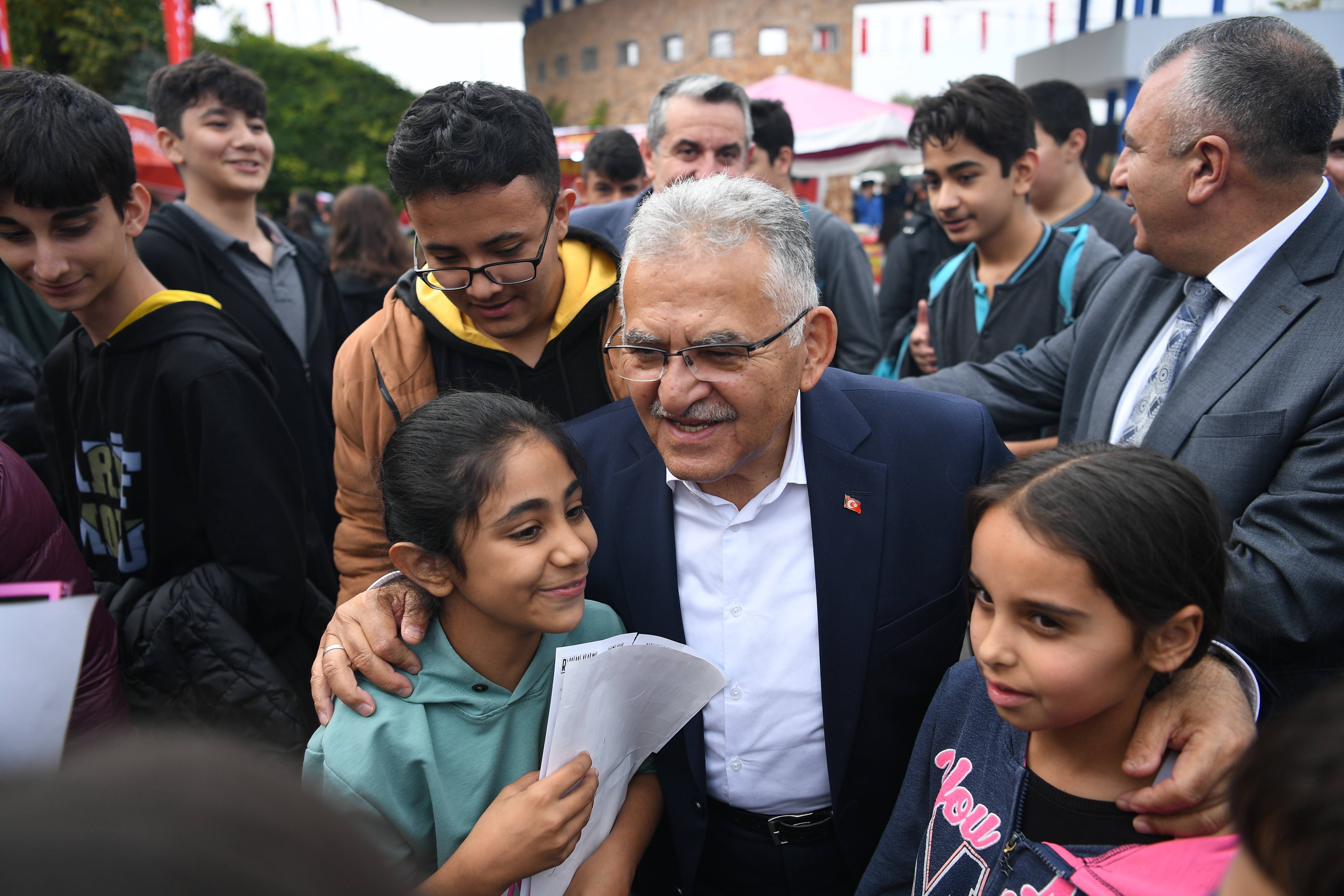 Başkan Büyükkılıç, Kayseri Kitap Fuarı’nda kitapseverlerle buluştu