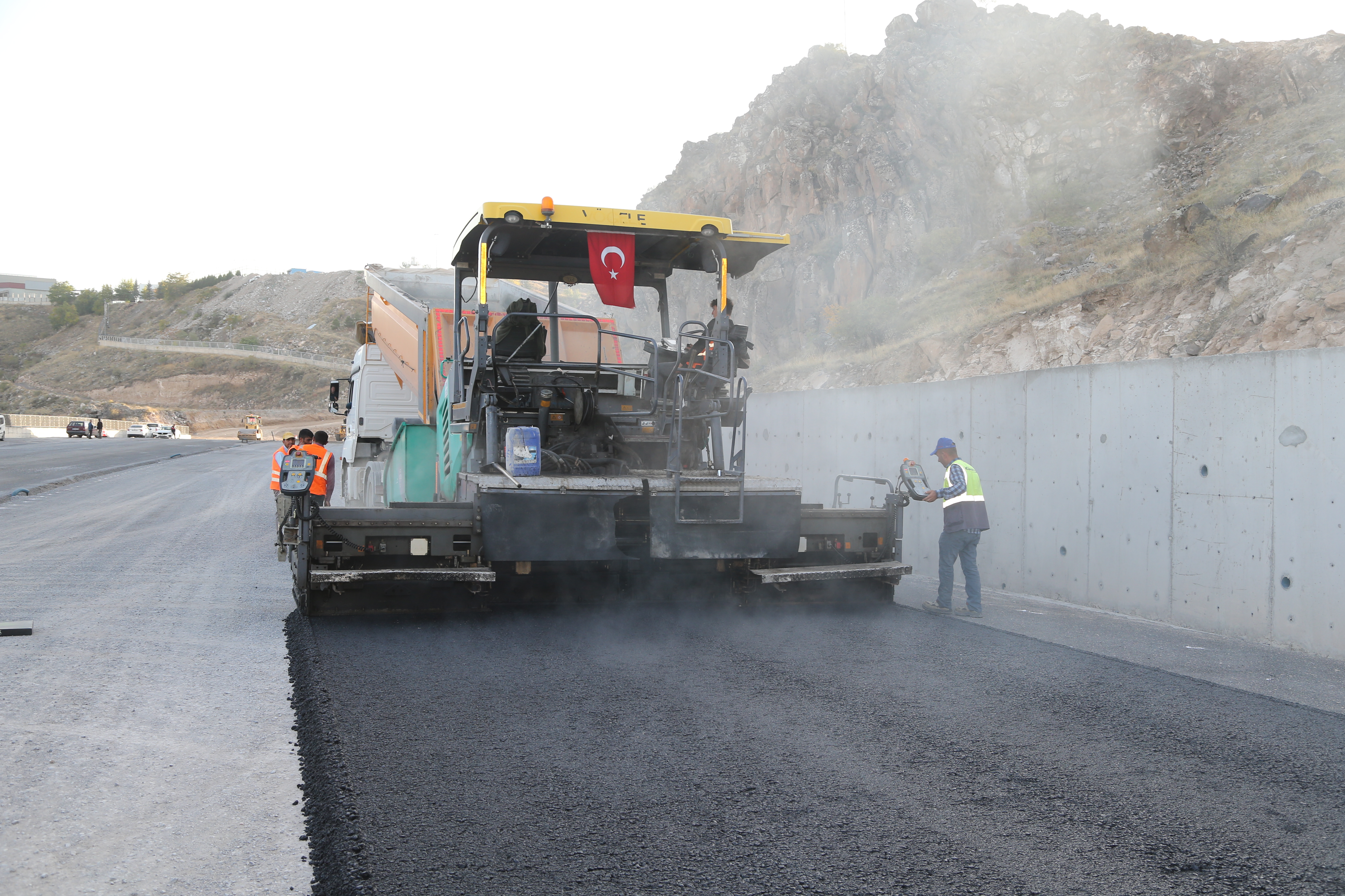 Başkan Büyükkılıç, 70 milyon TL’lik yolda asfalt çalışmasını inceledi