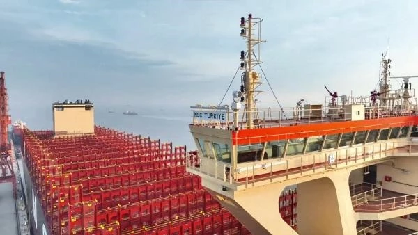 Dünyanın en büyük konteyner gemisine 'Türkiye' adı verildi